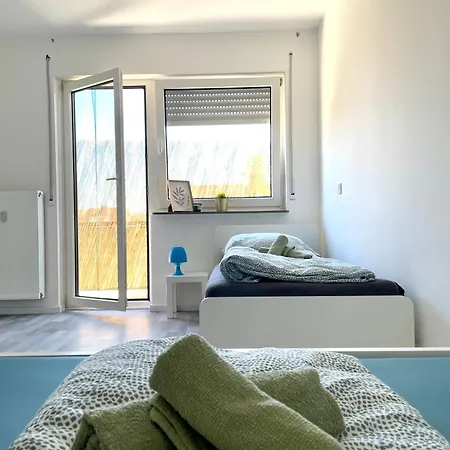 Mit Balkon, * Stein bei Nurnberg